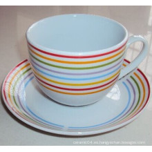 Taza de té de porcelana con la etiqueta colorida de platillo